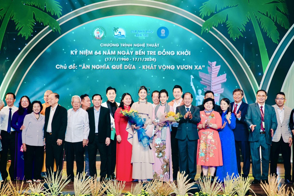 Hoa hậu Nguyễn Thanh Hà bán tranh 300 triệu đồng công nghệ nano airpurity