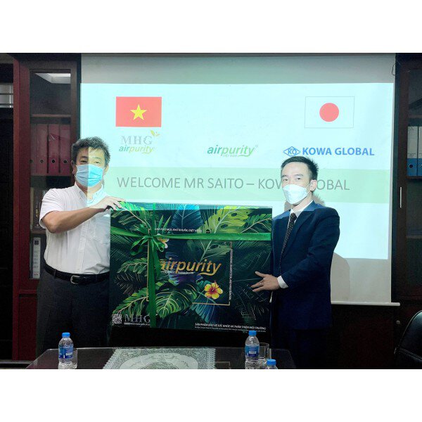 Ông Saito thay mặt Kowa Global chính thức trao Giấy chứng nhận ĐỘC QUYỀN PHÂN PHỐI Airpurity tại Việt Nam cho Maihoa Group